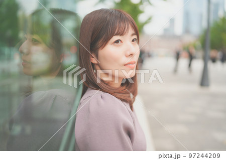 遠くを眺める女性の横顔 遠くを眺める女性の横顔 97244209