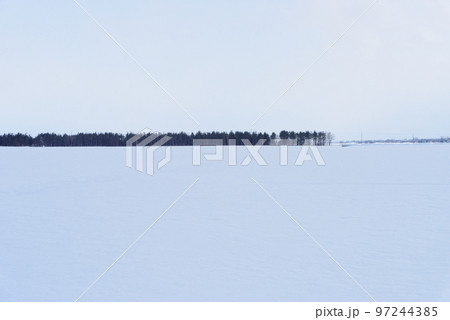 北海道の雪景色 97244385