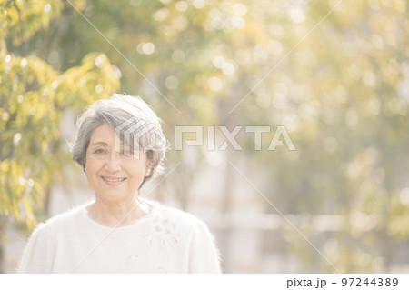 グレイヘアのシニア女性 97244389