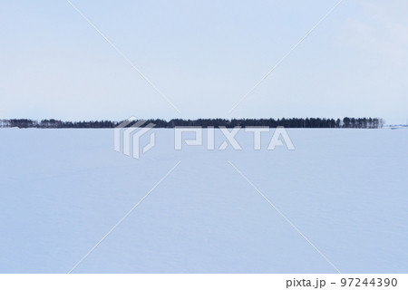北海道の雪景色 97244390