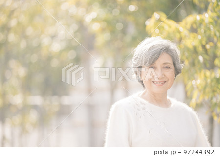 グレイヘアのシニア女性 97244392