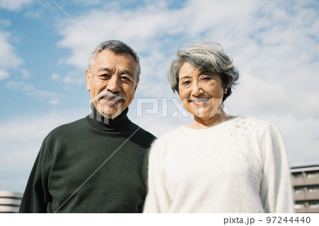 笑顔のシニア夫婦 笑顔のシニア夫婦 97244440