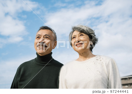 笑顔のシニア夫婦 97244441
