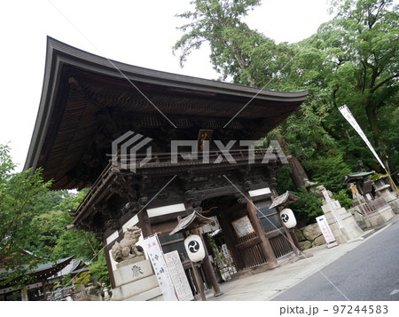 神社の立派な門 97244583