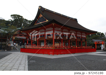 秋の伏見稲荷大社にて（外拝殿） 97245190