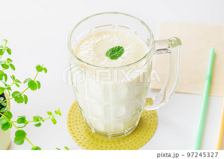 食卓の豆乳バナナスムージー 97245327