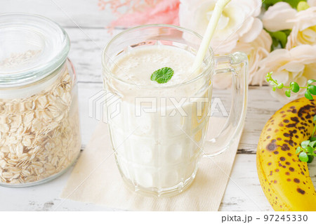 食卓の豆乳バナナスムージー 97245330