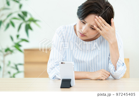 リモート診療を受ける女性 リモート診療を受ける女性 97245405