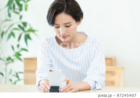 リモート診療を受ける女性 リモート診療を受ける女性 97245407