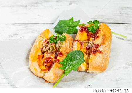 フランスパンでチーズホットドッグ フランスパンでチーズホットドッグ 97245430