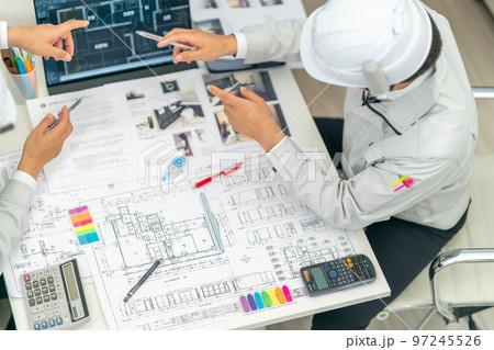 現場代理人　工事監理者　一級建築士　図面　ミーティング　建設現場　CAD 照合　確認 97245526