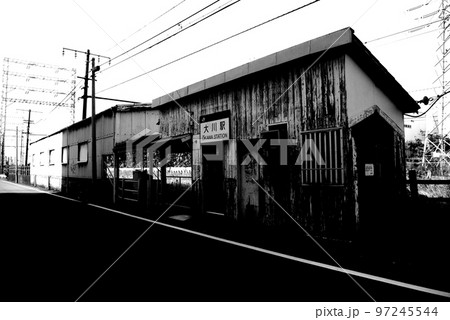鶴見線大川駅（モノクローム） 97245544