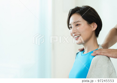 整体を受ける女性 整体を受ける女性 97245553