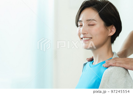 整体を受ける女性 整体を受ける女性 97245554