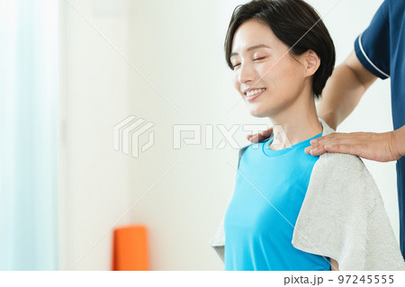 整体を受ける女性 整体を受ける女性 97245555
