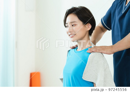 整体を受ける女性 97245556