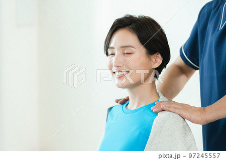 整体を受ける女性 整体を受ける女性 97245557