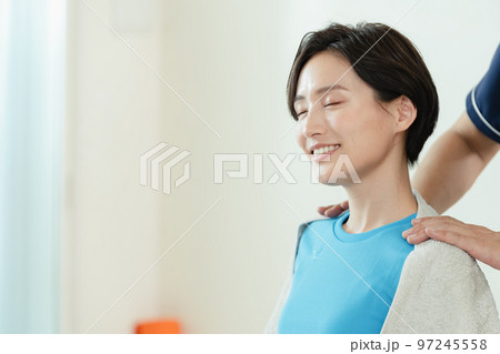 整体を受ける女性 97245558