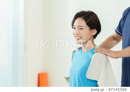 整体を受ける女性 97245560