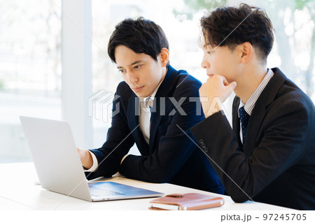 打ち合わせをするビジネスマン　 97245705