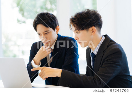 打ち合わせをするビジネスマン　 97245706