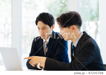 打ち合わせをするビジネスマン　 97245708