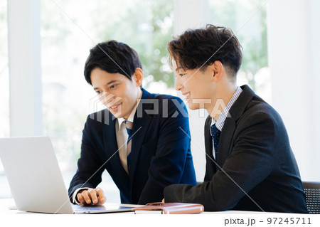 打ち合わせをするビジネスマン　 97245711