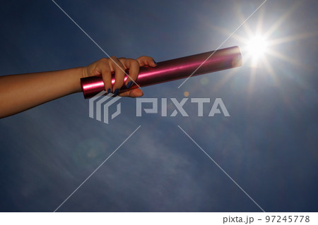 リレーのバトンパスのイメージ素材 97245778