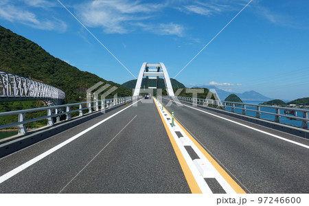 三角西港と大矢野島を結ぶ天草五橋の1号橋(天草橋)と新1号橋(天城橋) 三角西港と大矢野島を結ぶ天草五橋の1号橋(天草橋)と新1号橋(天城橋) 97246600