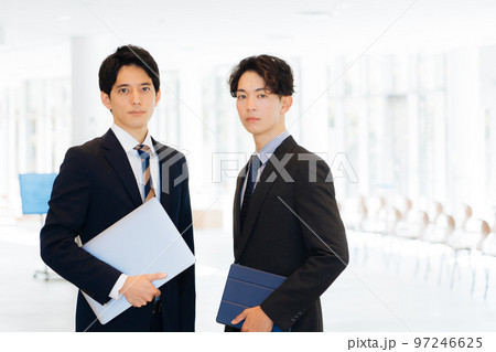 2人のビジネスマン 2人のビジネスマン 97246625