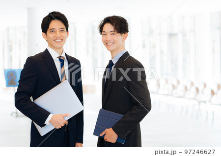 2人のビジネスマン　 97246627