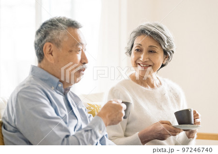 コーヒーを楽しむ老夫婦 97246740