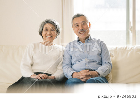 笑顔のシニア夫婦 97246903