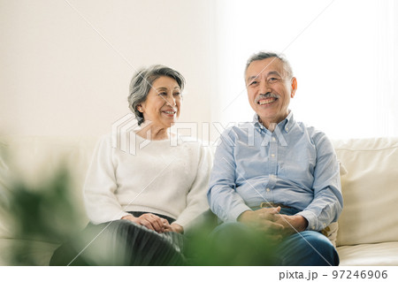 笑顔のシニア夫婦 笑顔のシニア夫婦 97246906