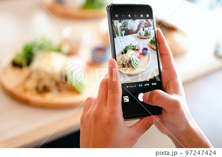 スマホで料理を撮影 スマホで料理を撮影 97247424