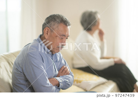 喧嘩をする老夫婦 97247439
