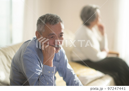 喧嘩をする老夫婦 97247441