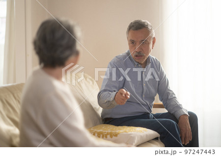 喧嘩をする老夫婦 97247443