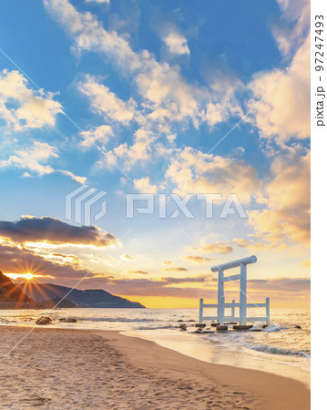 九州・糸島市] 桜井二見ヶ浦夫婦岩の白い鳥居のサンセット風景。の写真