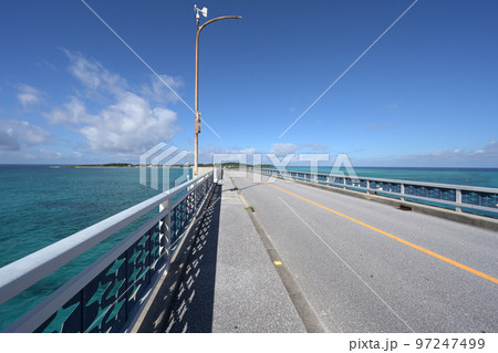 池間島に向かう池間大橋 池間島に向かう池間大橋 97247499