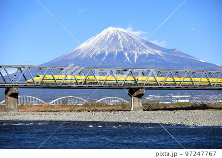 富士川橋を渡るドクターイエローと富士山 97247767