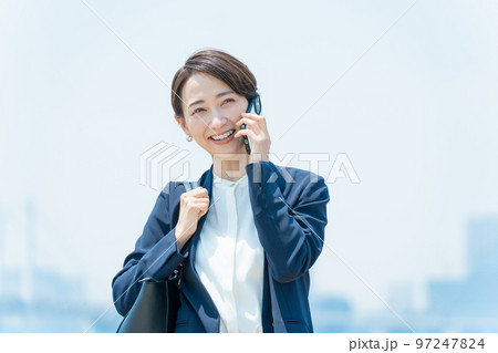 都会で働くビジネスウーマン(ビジネス・仕事・スマホ・通話・電話) 都会で働くビジネスウーマン(ビジネス・仕事・スマホ・通話・電話) 97247824