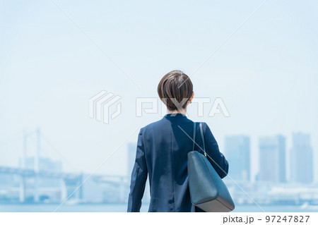 都会で働くビジネスウーマンの背中(ビジネス・仕事) 都会で働くビジネスウーマンの背中(ビジネス・仕事) 97247827