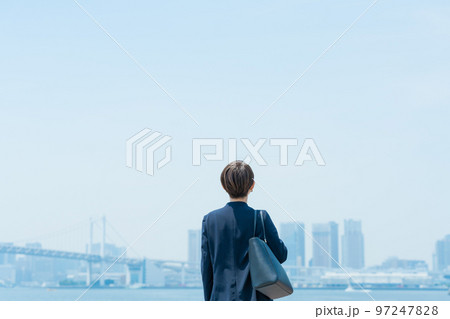 都会で働くビジネスウーマンの背中（ビジネス・仕事） 97247828