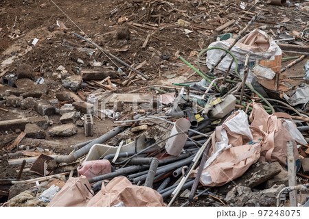 解体現場の散乱した廃棄物 97248075