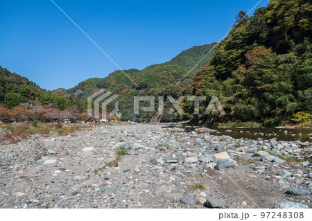 【オートキャンプ場沿いの道志川と紅葉】 97248308