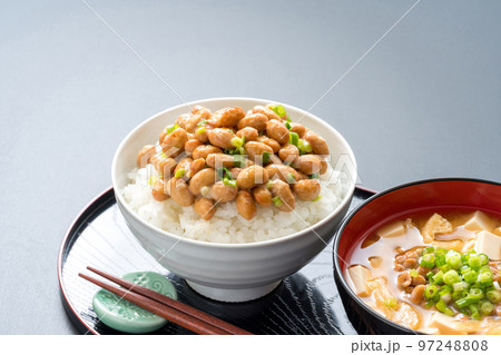 大粒の納豆とごはん、納豆の味噌汁。 大粒の納豆とごはん、納豆の味噌汁。 97248808