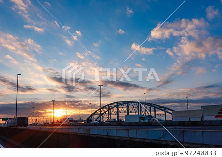 千葉から横須賀まで続く東京湾岸道路こと国道357号の夜明け 千葉から横須賀まで続く東京湾岸道路こと国道357号の夜明け 97248833