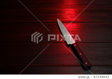 暗い背景と包丁 97249042