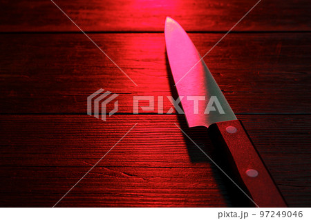 暗い背景と包丁 97249046